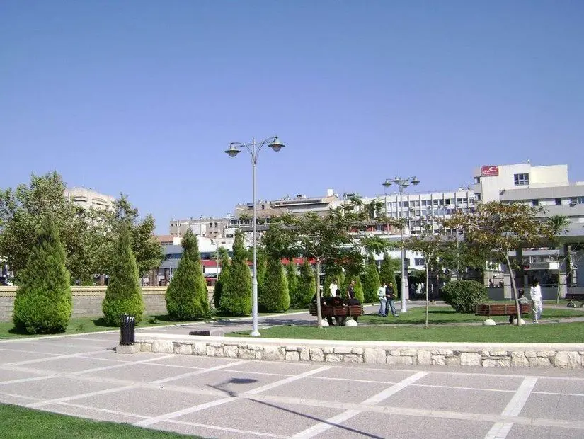 Konak Meydanı (550 m)